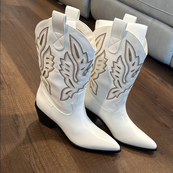 Lulu's White Heeled Boots with Decorative Stitching - Picture 4 of 12